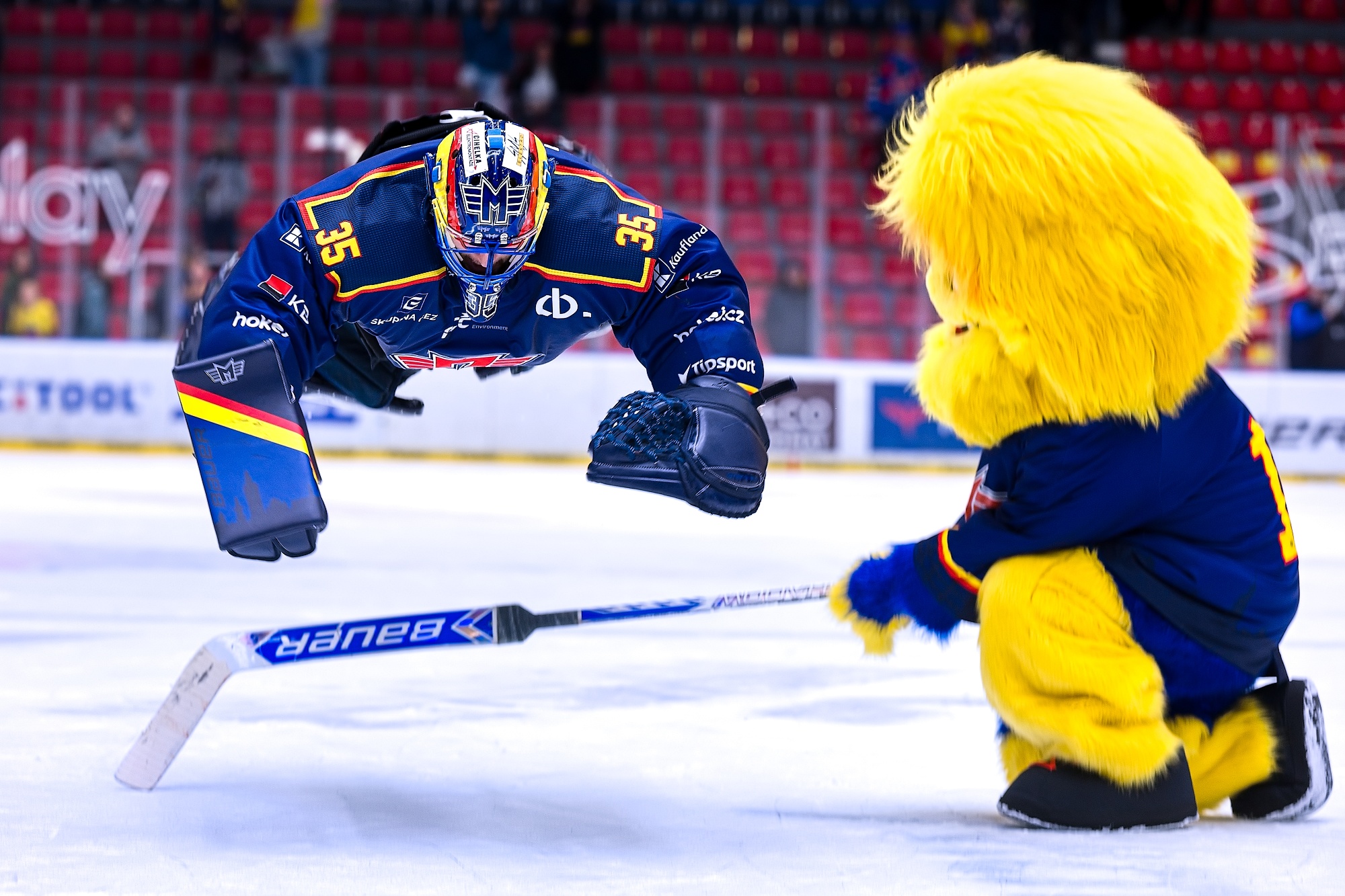 Milan Klou�ek a maskot Moty